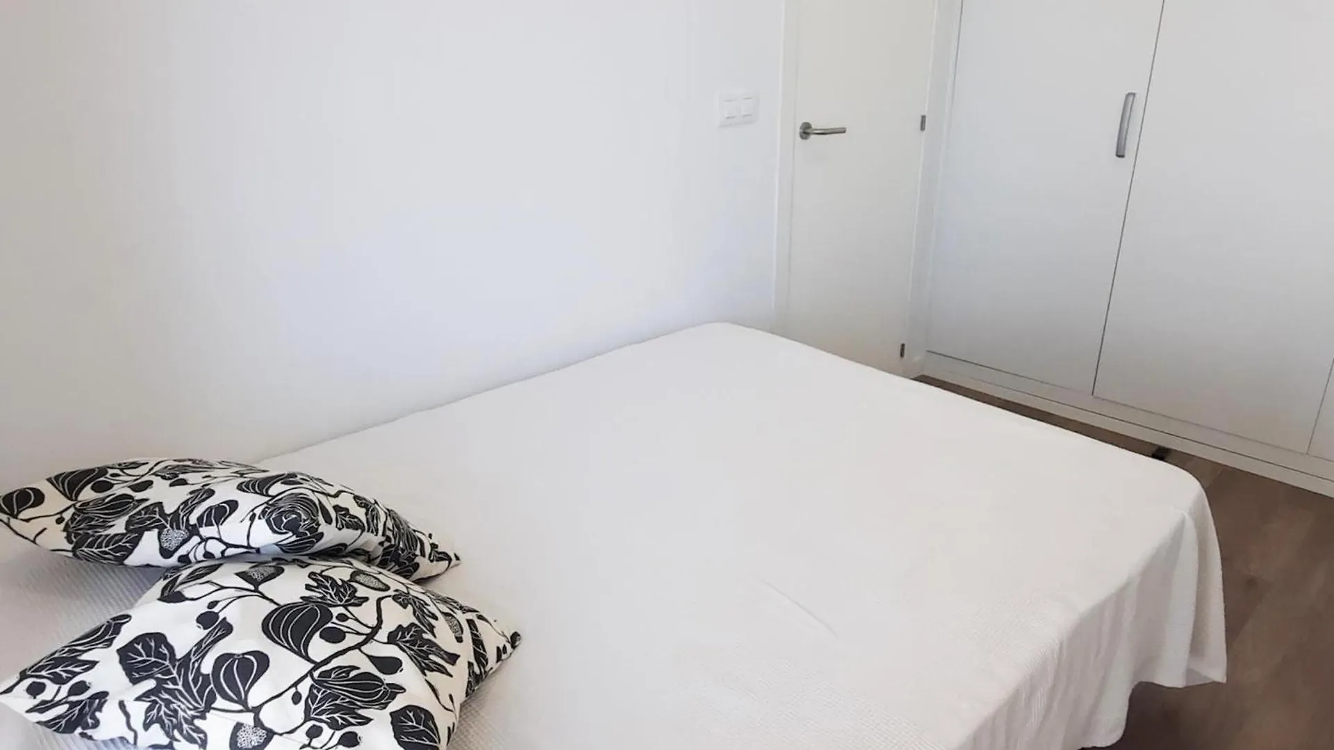 Apartamento De 3 Habitaciones Con Terraza, Piscina, Parking Y Aire Acondicionado En Llanca - Es-170-54 0*,