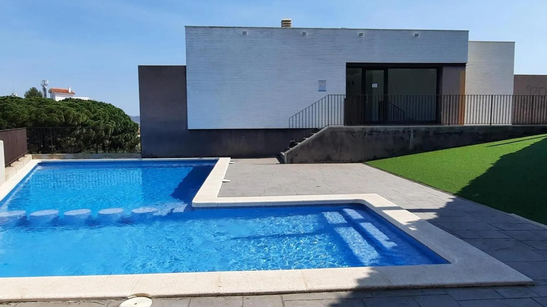 דירה Apartamento De 3 Habitaciones Con Terraza, Piscina, Parking Y Aire Acondicionado En Llanca - Es-170-54